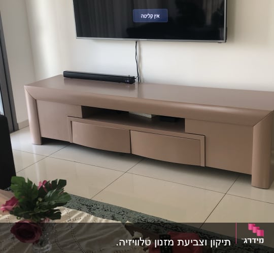 שולחן טלוויזיה חום עם רמקול עליון